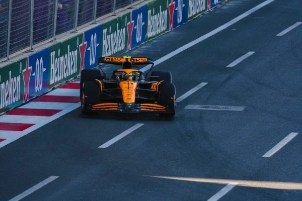 F1新加坡大奖赛诺里斯勇夺杆位迈凯伦升级套件效果立竿见影